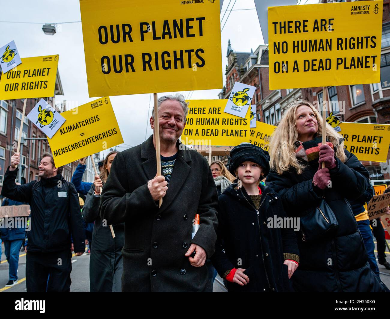 I manifestanti hanno visto marciare con cartelli che esprimono la loro opinione durante la manifestazione. la marcia è organizzata dalla Coalizione olandese per la crisi climatica, che è la collaborazione tra undici organizzazioni e gruppi diversi. Questa manifestazione si sta svolgendo contemporaneamente alla Conferenza delle Nazioni Unite sul cambiamento climatico di Glasgow, per chiedere un cambiamento drastico e che il governo olandese agisca ora, sotto forma di politiche climatiche ambiziose ed eque. Questa è stata la più grande manifestazione climatica del paese. Foto Stock