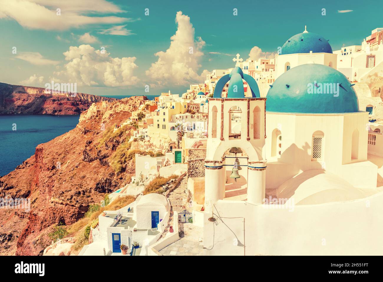 Santorini città paesaggio di viaggi di lusso destinazione. Crociera turistica attrazione popolare in Europa per le vacanze estive. Bellissimo scenario della città vecchia Foto Stock