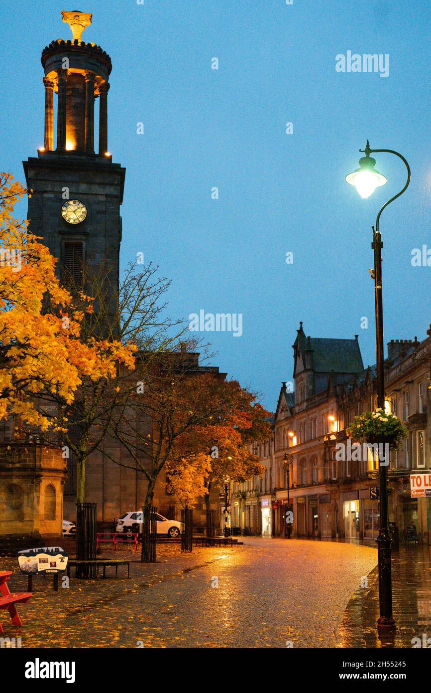 Scena di strada con la scultura su Plainstones. High Street, Royal Burgh di Elgin, murene, Scozia, Regno Unito, Gran Bretagna Foto Stock