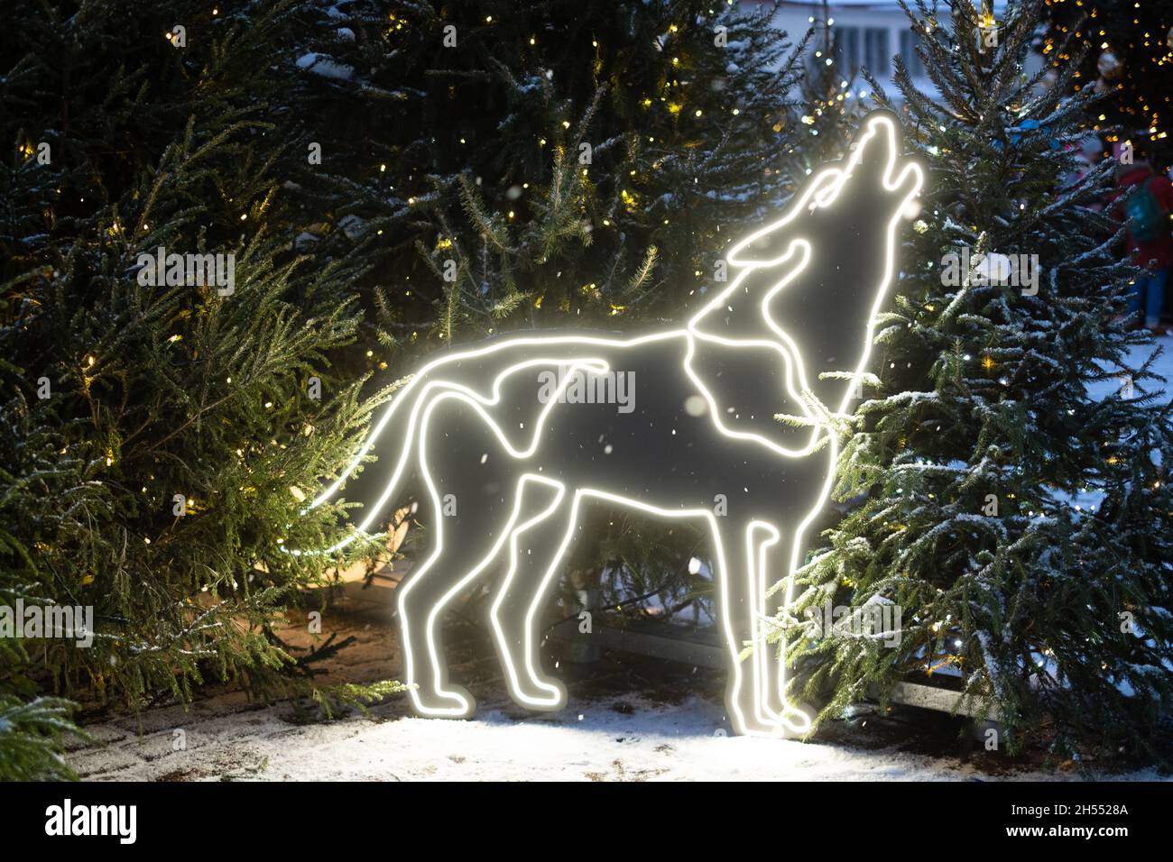 Grande scultura animale chiaro decorazione e alberi di Natale. Decorazioni luminose a LED per le vacanze sulla strada pubblica della città. Foto Stock