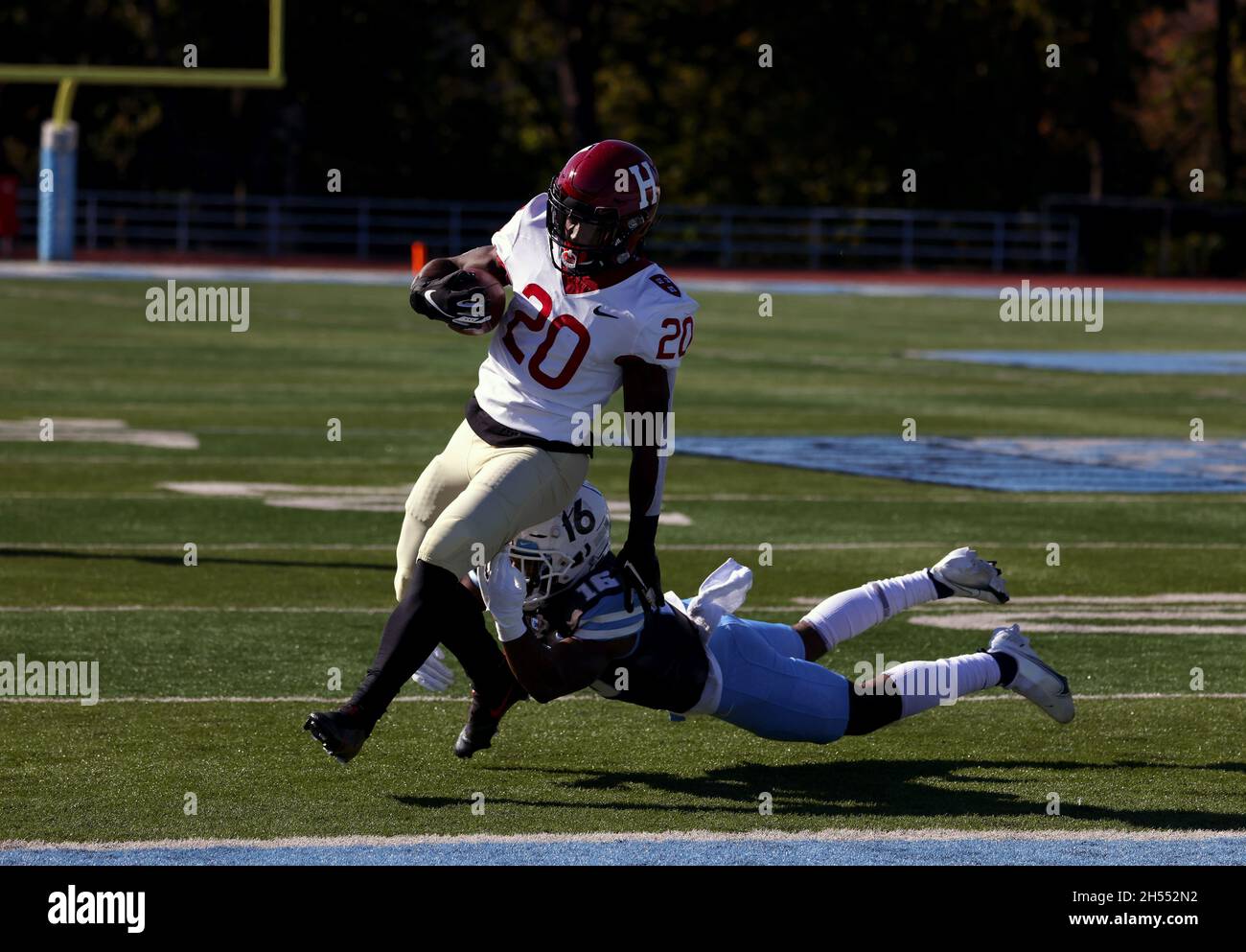 New York City, New York, Stati Uniti. 6 novembre 2021. Harvard torna indietro Crimson Aaron Shampklin segnando il primo touchdown del gioco contro i Columbia Lions al Columbia's Wien Stadium di New York. The Harvard Crimson ha sconfitto i Lions, 49-21 Credit: Adam Stoltman/Alamy Live News Foto Stock