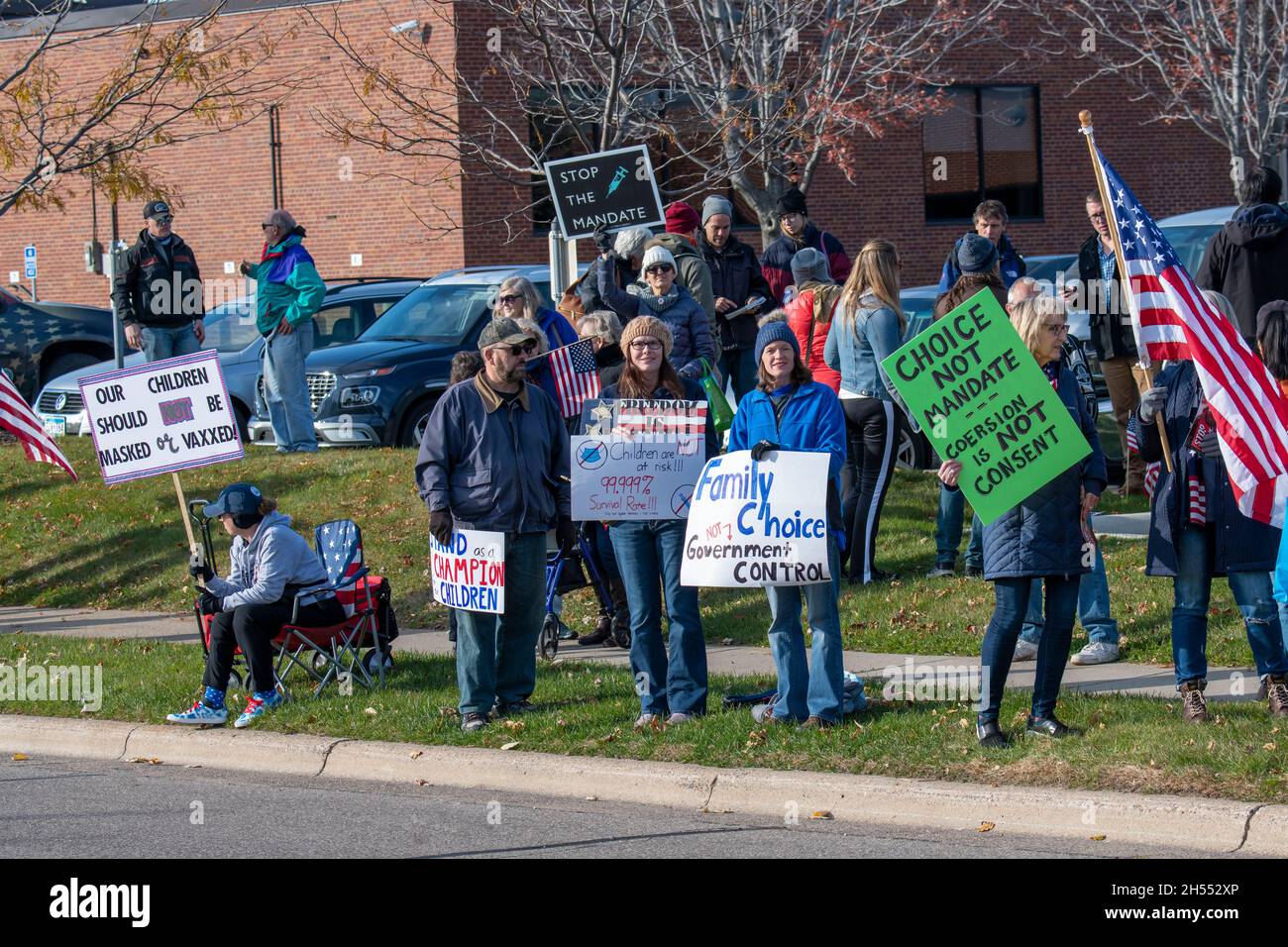 St. Paul, Minnesota. 3 novembre 2021. Lotta per i nostri figli protesta. Protesta di fronte al dipartimento di formazione per fermare la mascheratura e vac Foto Stock