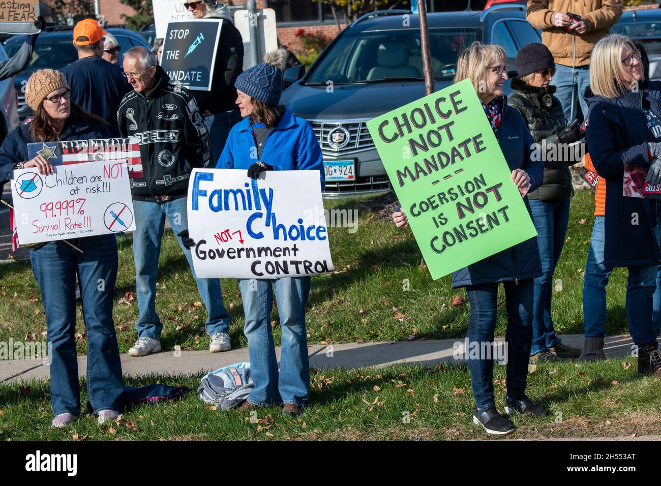 St. Paul, Minnesota. 3 novembre 2021. Lotta per i nostri figli protesta. Protesta di fronte al dipartimento di formazione per fermare la mascheratura e vac Foto Stock
