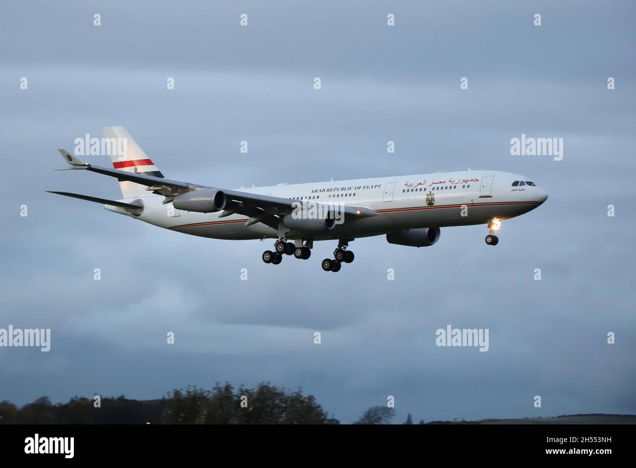 SU-GGG, un Airbus A340-211 gestito dal governo egiziano in un ruolo VIP, all'aeroporto di Prestwick in Ayrshire, Scozia. L'aereo si trovava in Scozia per portare i delegati egiziani al summit COP26 sul cambiamento climatico che si tenne nella vicina Glasgow. Foto Stock