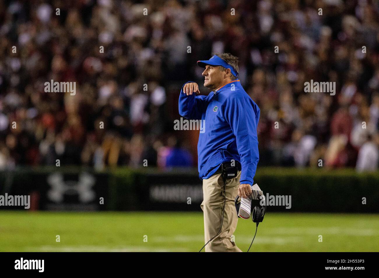 Columbia, SC, Stati Uniti. 6 novembre 2021. Florida Gators testa allenatore Dan Mullen a margine nel primo trimestre contro il South Carolina Gamecocks nel SEC matchup al Williams-Brice Stadium in Columbia, SC. (Scott Kinser/Cal Sport Media). Credit: csm/Alamy Live News Foto Stock
