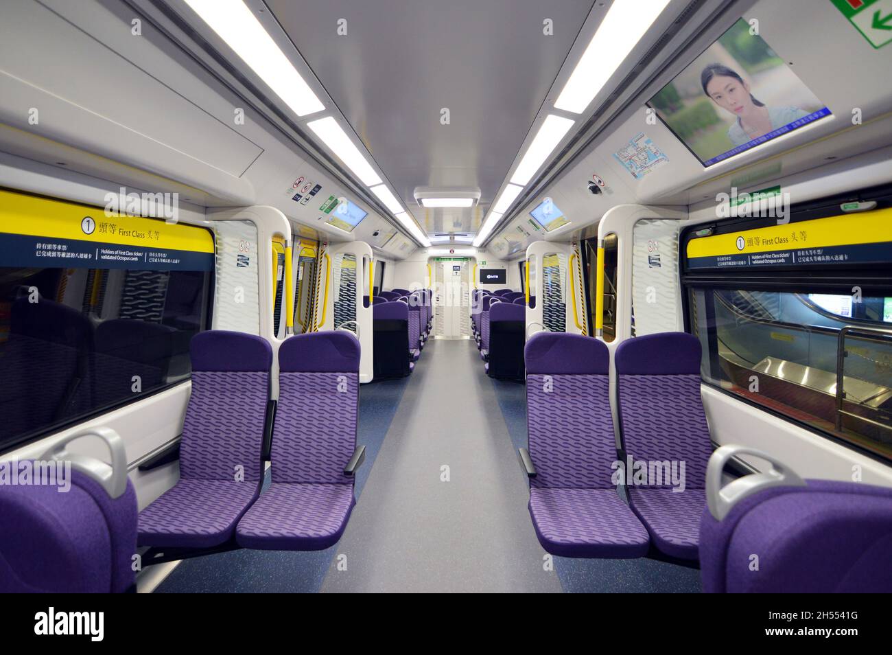 Interor della prima Classe di un'auto Hyundai Rotem EMU che corre sulla linea ferroviaria Est della metropolitana MTR, Hong Kong Foto Stock