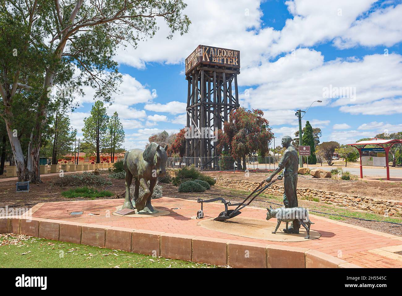 Statue esposte nel Pioneer Park di fronte all'iconica torre d'acqua Kalgoorlie Bitter, patrimonio dell'umanità dell'UNESCO, Merredin, Wheatbelt Region, Western Australia, Foto Stock