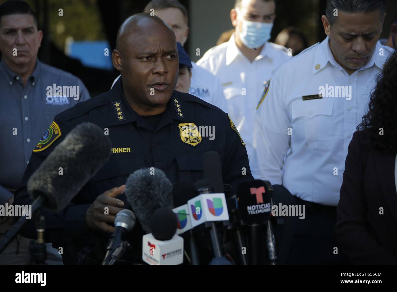 Houston, Stati Uniti. 6 novembre 2021. Il capo della polizia di Houston Troy Fenner parla durante una conferenza stampa al Wyndham Hotel di Houston, Texas, Stati Uniti, 6 novembre 2021. L'indagine sulla stampa lasciando otto persone morte e molti altri feriti Venerdì sera all'Astroworld Festival di Houston è stato in corso, il sindaco di Houston Sylvester Turner ha detto Sabato pomeriggio. Credit: Lao Chengyue/Xinhua/Alamy Live News Foto Stock