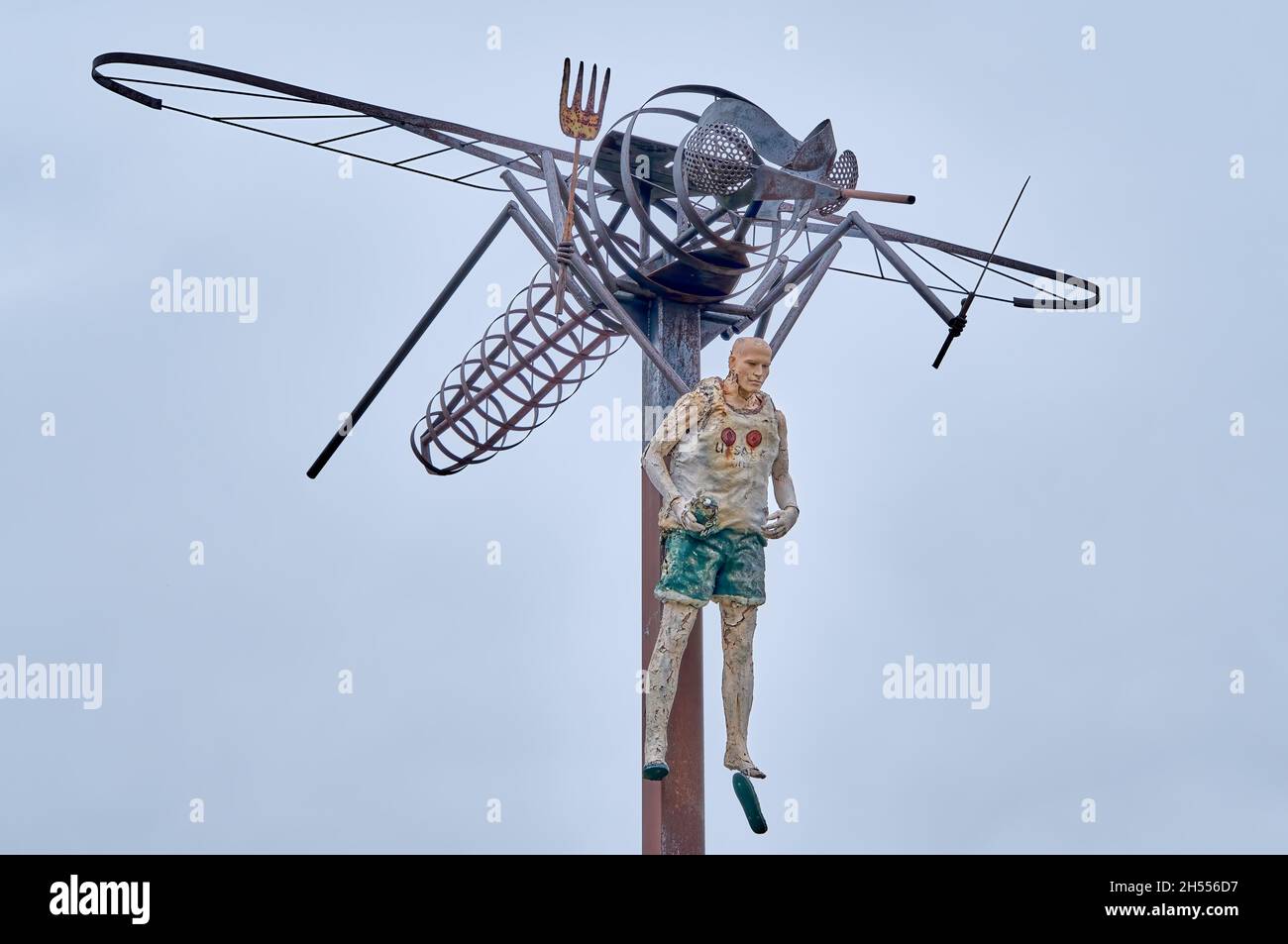 Grande scultura in metallo raffigurante una grande zanzara che trasporta un essere umano. Foto Stock