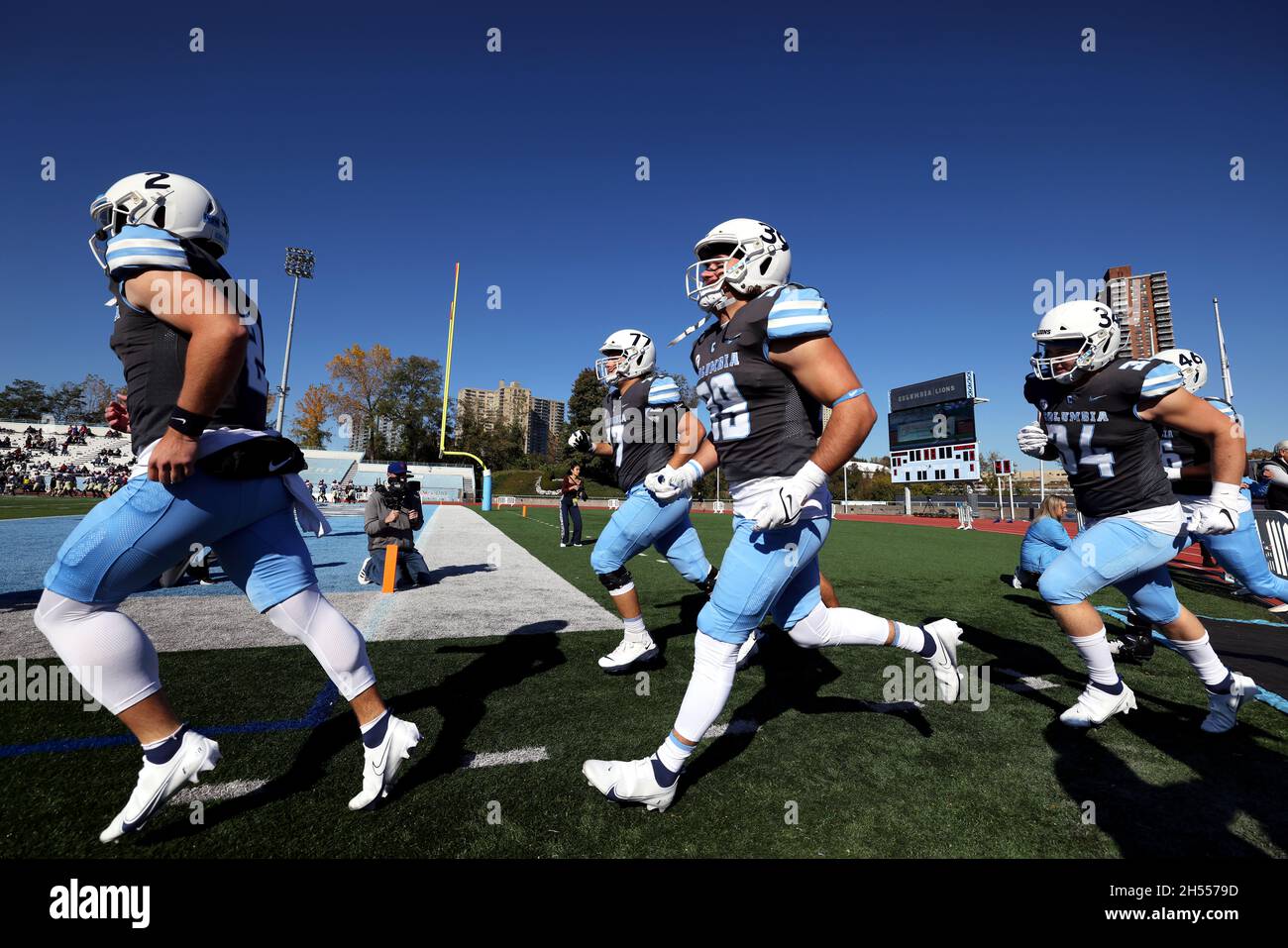 New York City, New York, Stati Uniti. 6 novembre 2021. I membri della squadra di football dei Columbia Lions si recano sul campo allo Stadio Wien di New York all'inizio della loro partita oggi contro l'Harvard Crimson. Harvard ha vinto il gioco 49-21. Credit: Adam Stoltman/Alamy Live News Foto Stock