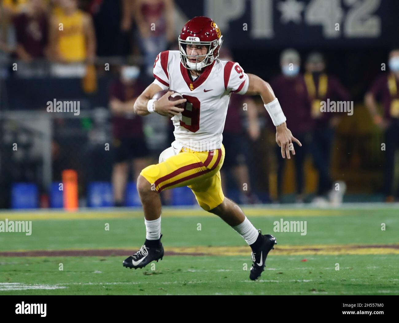 Tempe, Arizona, Stati Uniti. 6 novembre 2021. Quarterback Kedon Slovis (9) dei Trojans USC corre all'esterno nel primo trimestre tra l'Università della California meridionale e l'Arizona state Sun Devils al Sun Devil Stadium di Tempe, Arizona. Michael Cazares/Cal Sport Media. Credit: csm/Alamy Live News Foto Stock