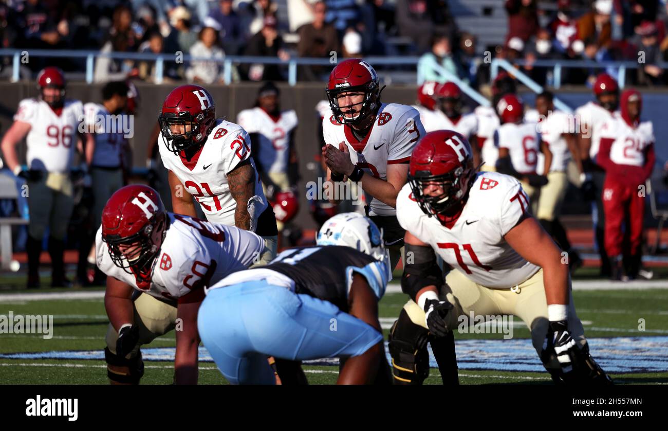 New York City, New York, Stati Uniti. 6 novembre 2021. Harvard Crimson Quarterback Luke Emge si prepara a fare un tuffo durante la partita contro i Columbia Lions al Columbia's Wien Stadium di New York. Harvard ha vinto il gioco 49-21. Credit: Adam Stoltman/Alamy Live News Foto Stock