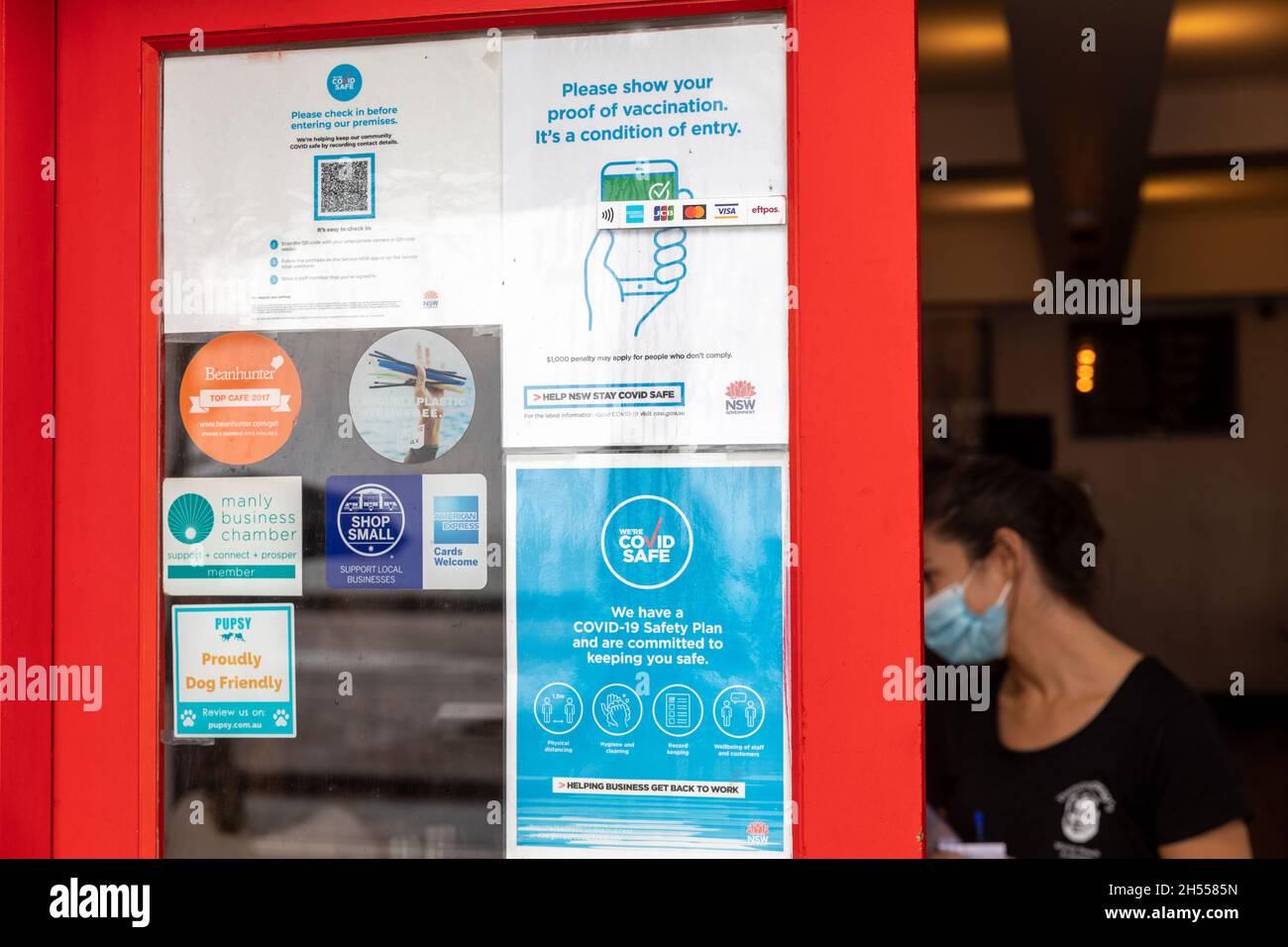 Caffetteria Sydney cafe a Manly, cameriera che indossa un facemark durante la pandemia del 19, il negozio richiede la prova della vaccinazione e il check in del codice QR, Austr Foto Stock