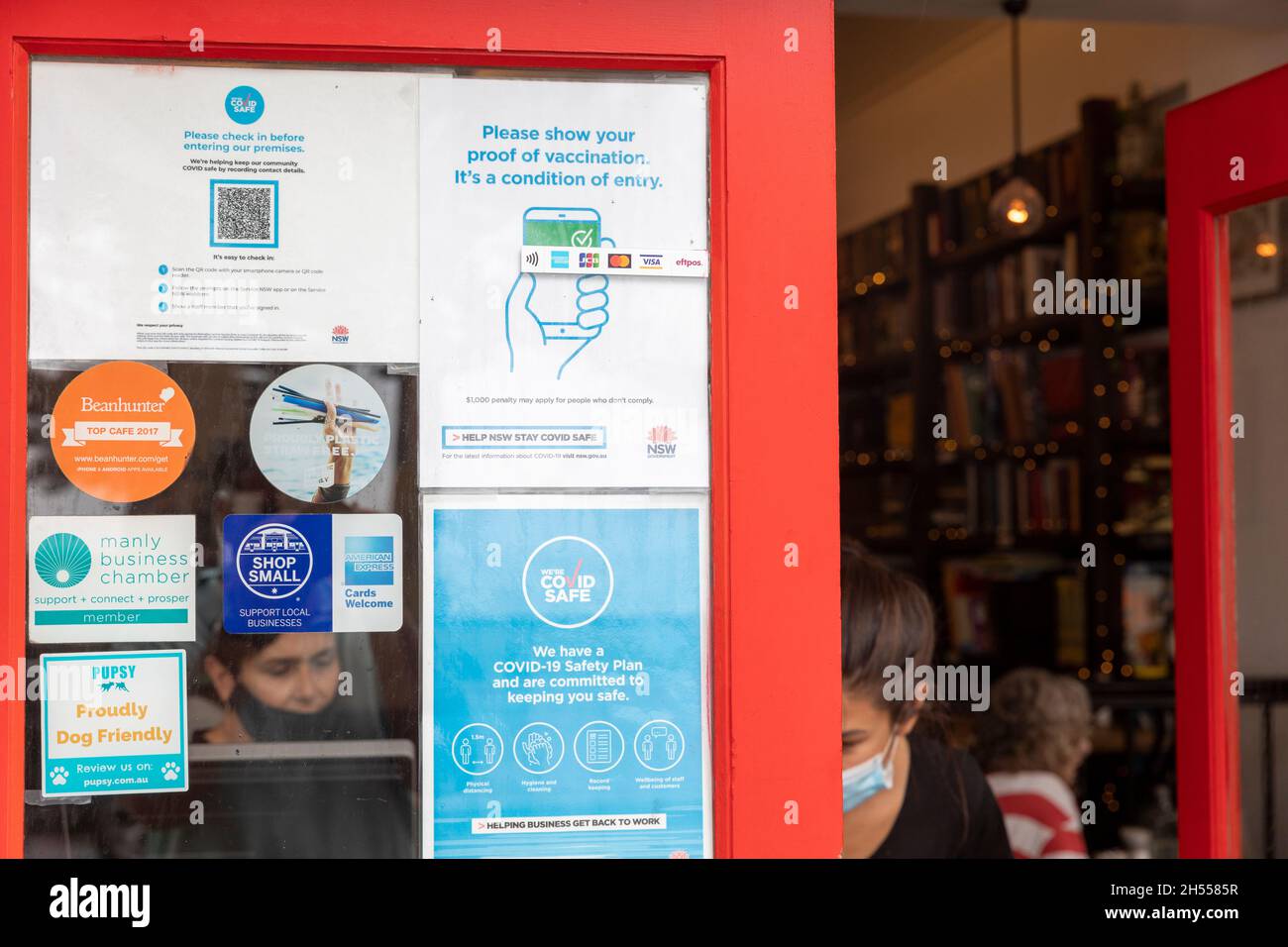 Australia, covid 19 requisiti per l'ingresso al cafe' di vaccinazione dello spettacolo e check in con codice QR, cameriera che indossa la maschera facciale, Manly Beach Sydney Foto Stock