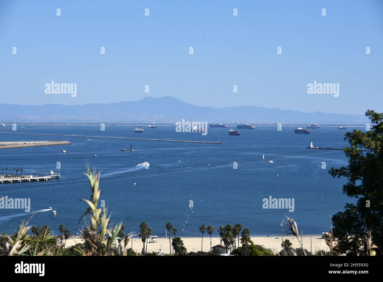 Los Angeles, CA USA - 16 luglio 2021: Dozzine di navi portacontainer in attesa oltre la frangiflutti in mare per scaricare al porto di Los Angeles e Long Beac Foto Stock