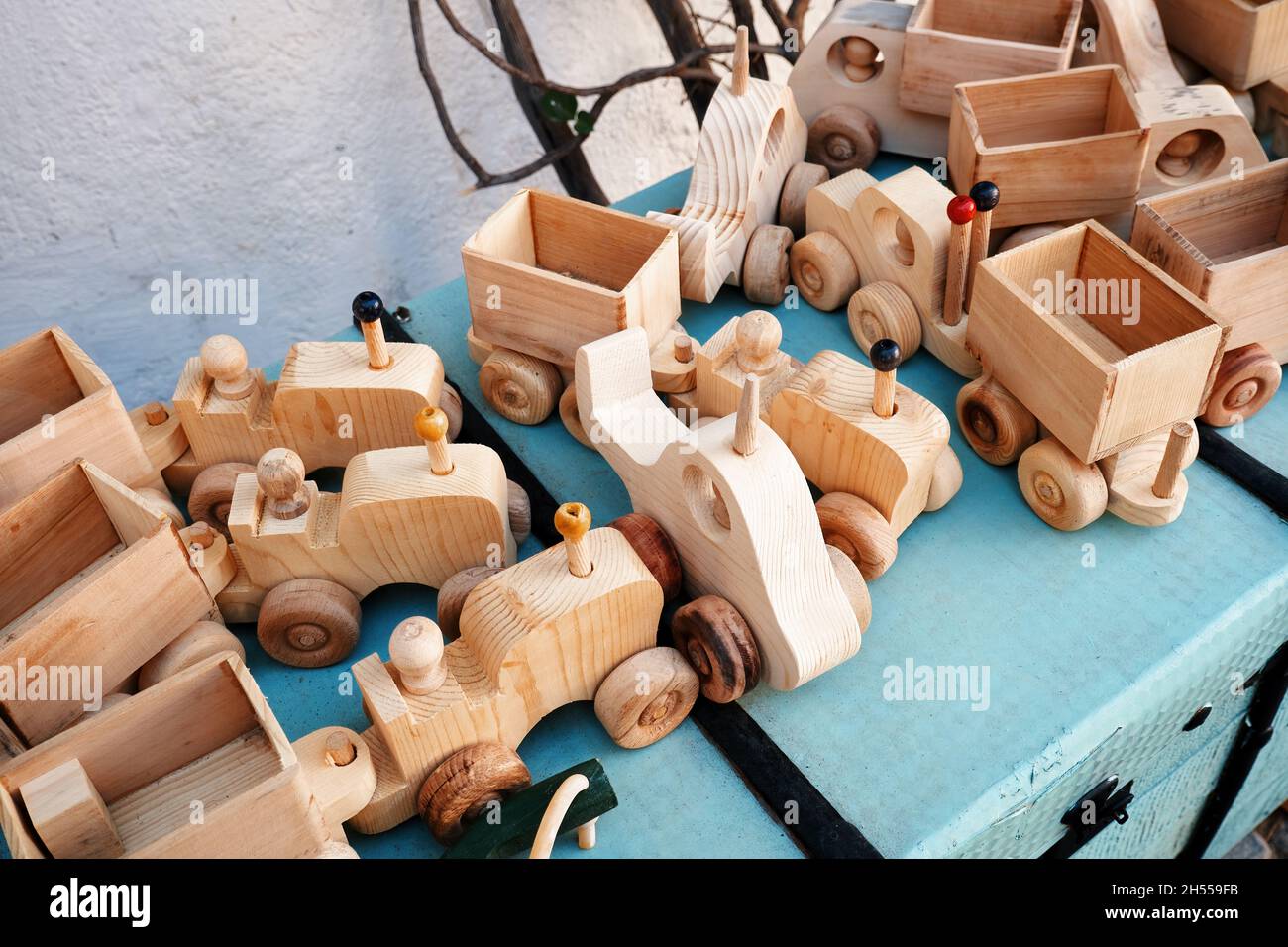 Giocattoli di legno esposti al banco di un negozio di giocattoli. Foto Stock