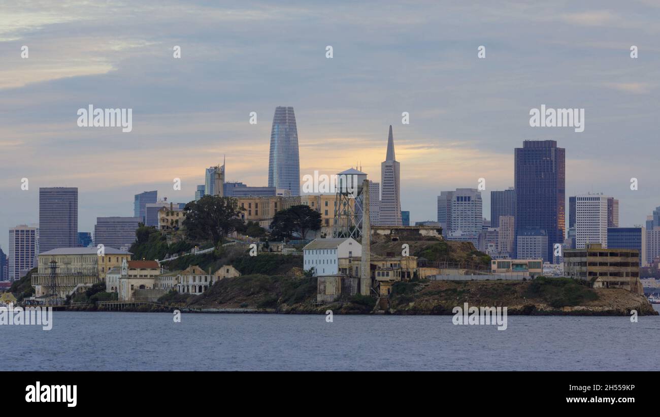 Vista della prigione di Alcatraz con il centro di San Francisco sullo sfondo tramite una nave da crociera. Foto Stock