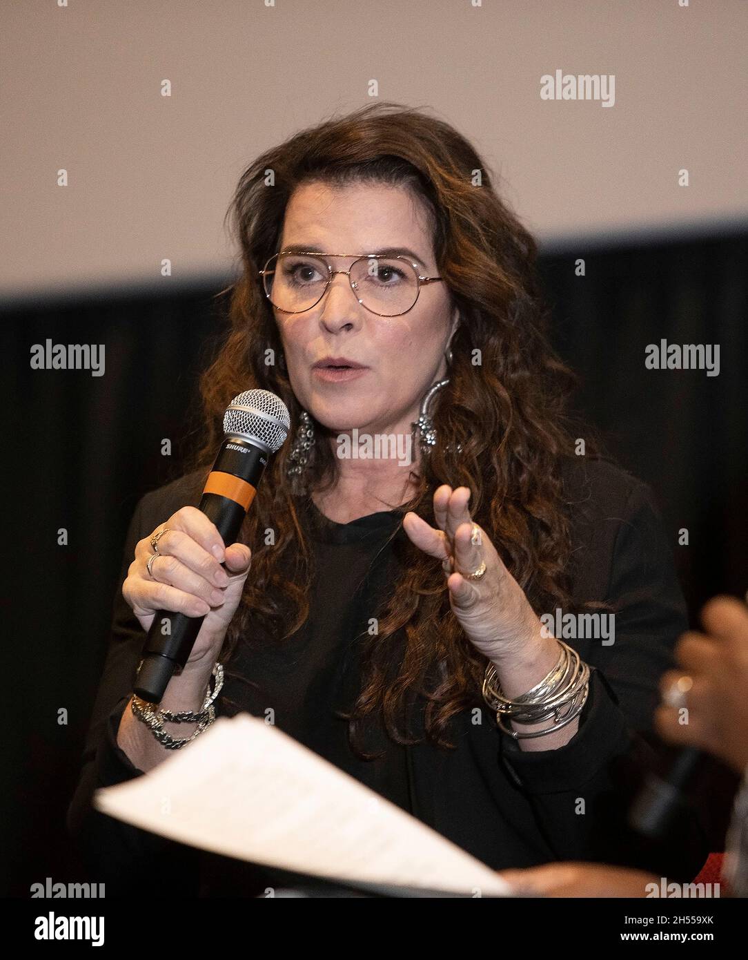 6 novembre 2021, Denver, Colorado, U.S: L'attore ANNABELLA SCIORRA risponde a una domanda durante una sessione Q & A dopo la febbre della giungla del film che ha ricevuto il premio di carriera del Festival del film di Denver durante il 44. Denver Film Festival al Teatro AMC 9 Sabato pomeriggio. (Credit Image: © Hector Acevedo/ZUMA Press Wire) Foto Stock