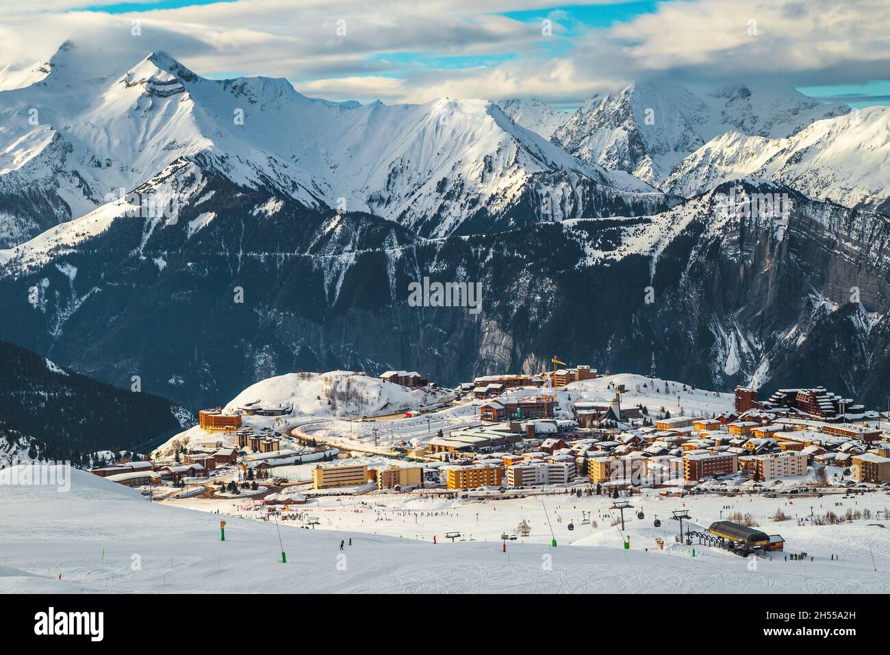Famosa località di montagna invernale con edifici moderni e funivie, Alpe d Huez, Francia, Europa Foto Stock