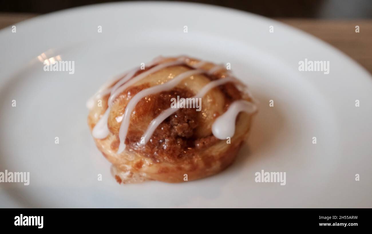 Cinnamon Roll con frutta Topping mangiare fuori Foto Stock