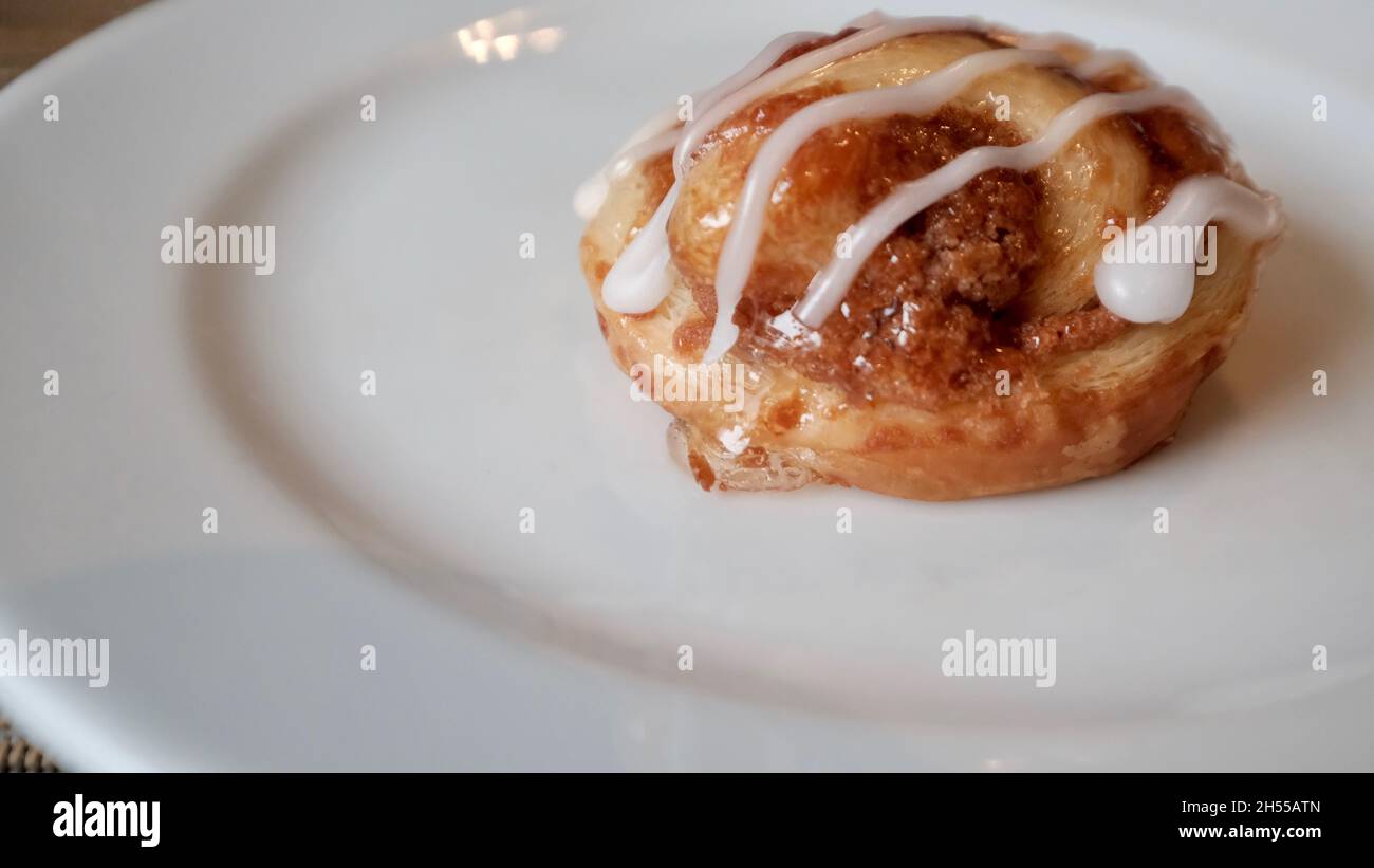 Cinnamon Roll con frutta Topping mangiare fuori Foto Stock