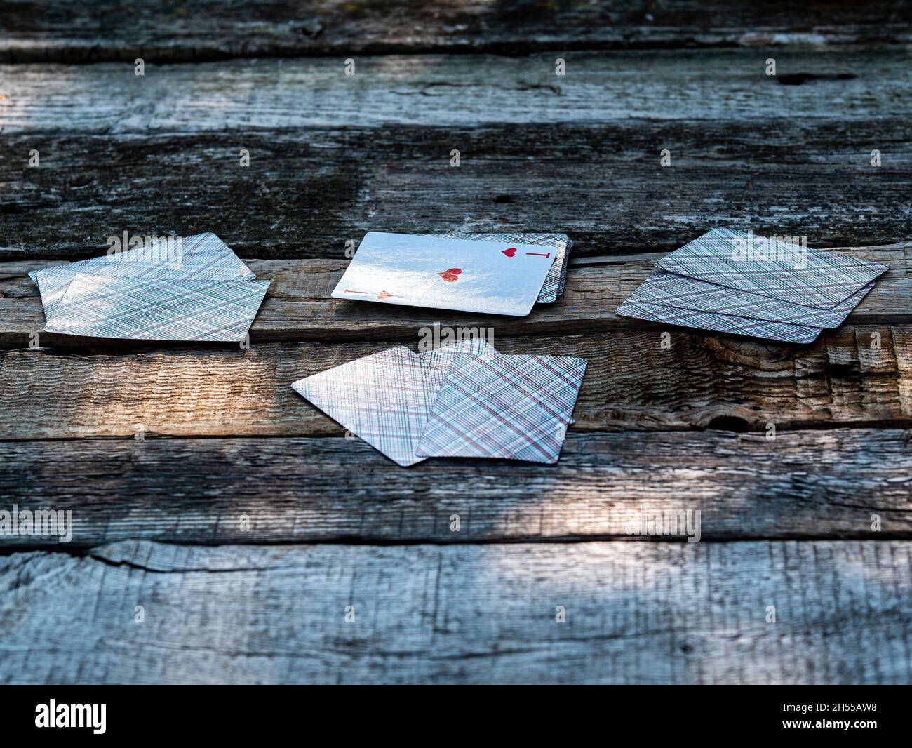 Gioco di carte asso di cuori su un tavolo di legno. Foto Stock