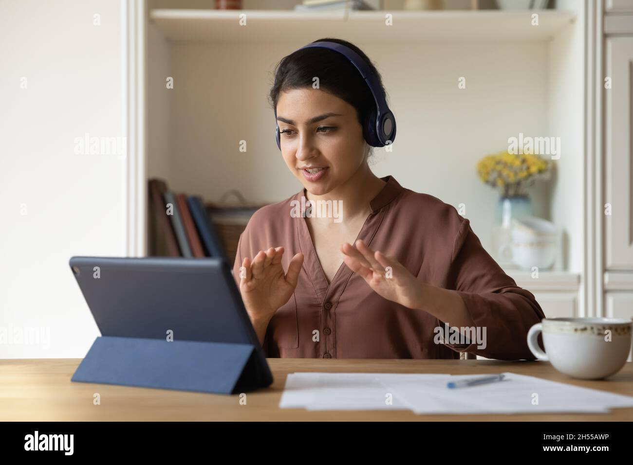 Studentessa impegnata nell'e-learning tramite l'app Videocall sul tablet Foto Stock