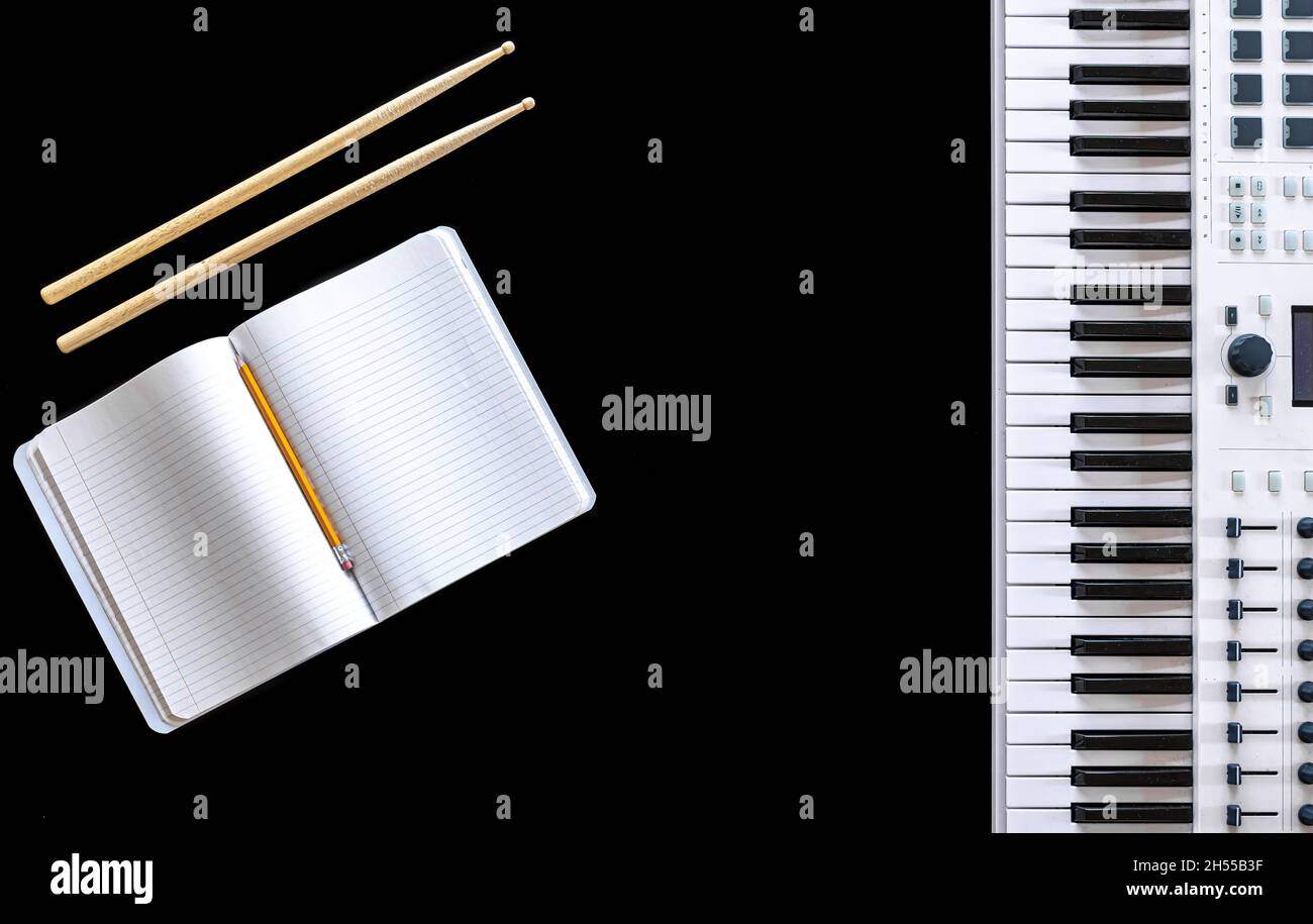 Sottofondo musicale con tasti musicali su nero, piatto, concetto di creatività musicale. Foto Stock