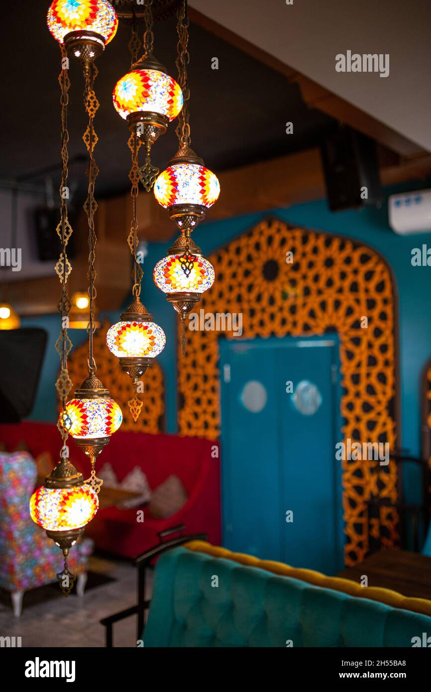 lampadario con sfumature sul soffitto in stile orientale. Foto Stock