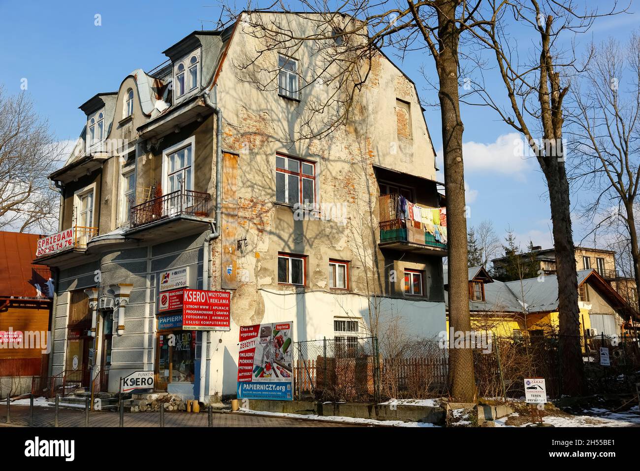 Zakopane, Polonia - 23 marzo 2018: La casa di locazione che risale al 1932 circa è un edificio residenziale con un negozio e altri servizi situati Foto Stock