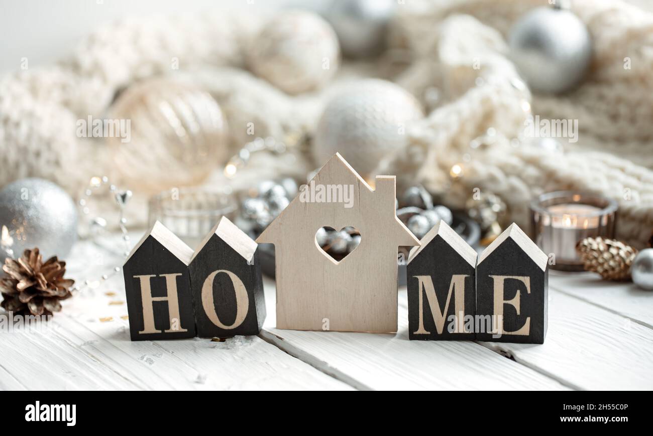 Sfondo invernale intimo con decorativo parola casa in legno. Foto Stock