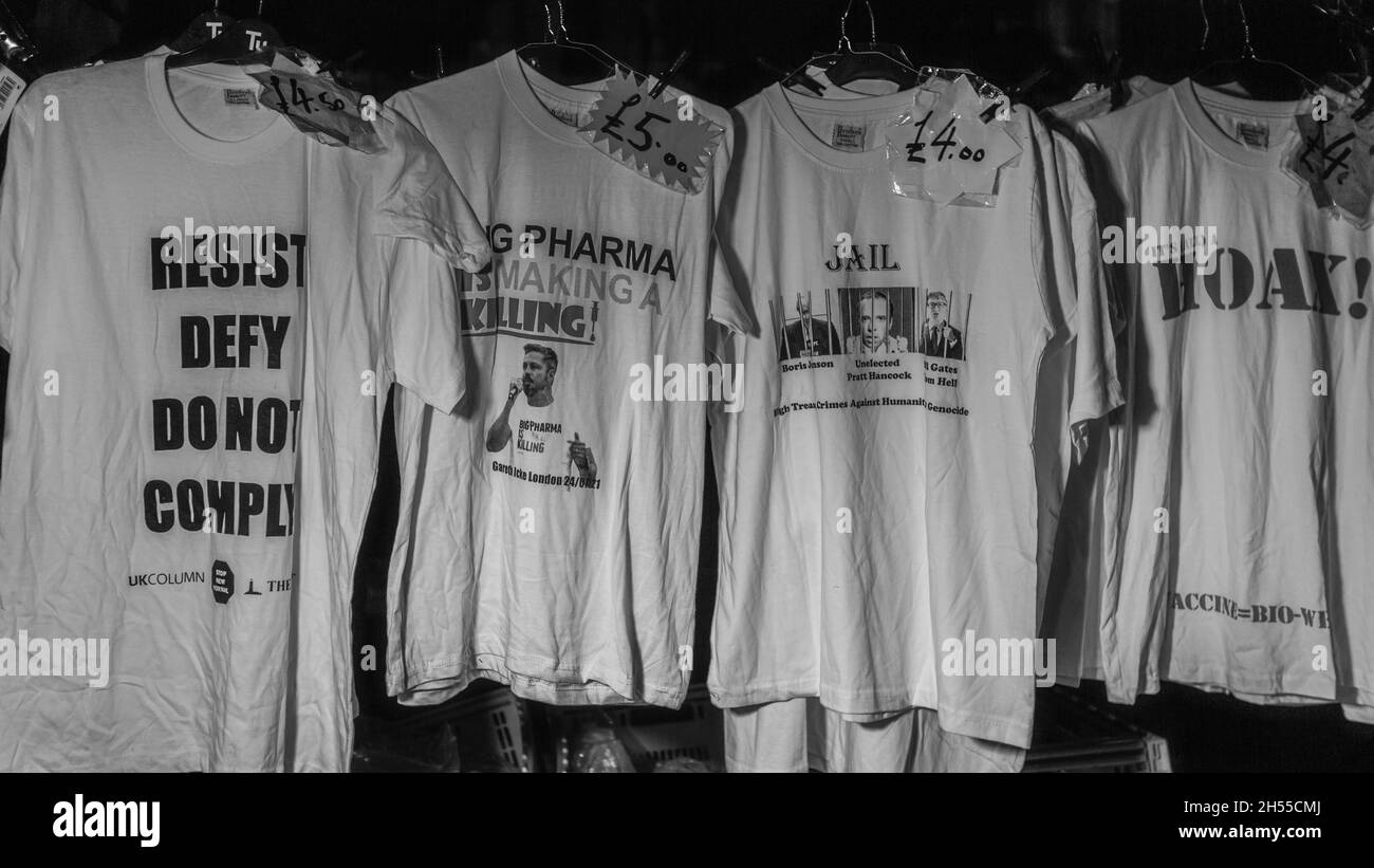 Resistere. Sfida. Non rispettare le t-shirt in mostra a Londra per una protesta contro i blocchi e le vaccinazioni. Foto Stock