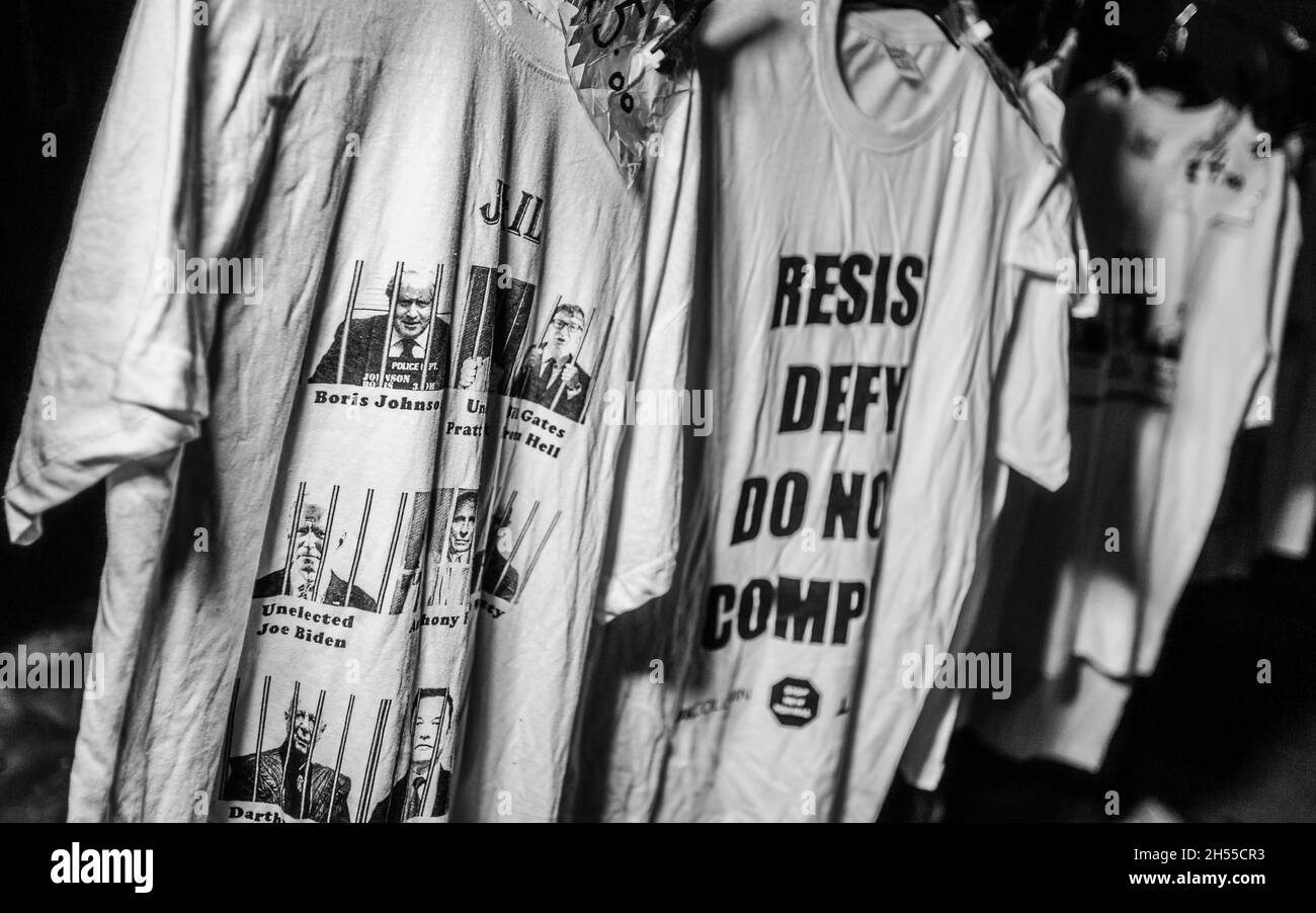 Resistere. Sfida. Non rispettare le t-shirt in mostra per una protesta contro Westminster, Londra contro i blocchi e le vaccinazioni. Foto Stock