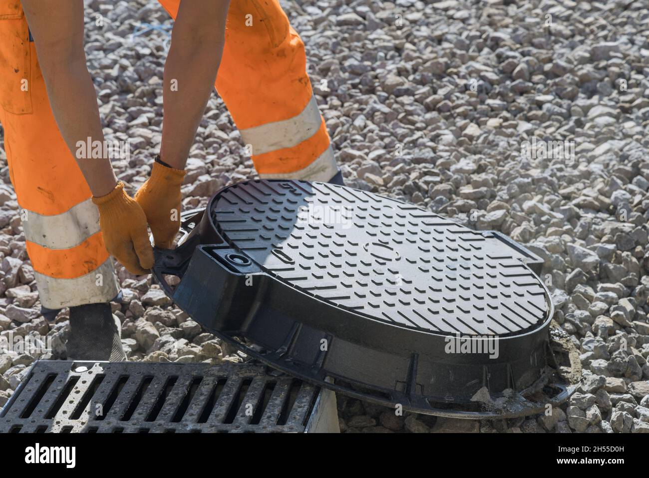 Cantiere posa di pozzi di cemento fognature tempesta durante la costruzione di strade Foto Stock