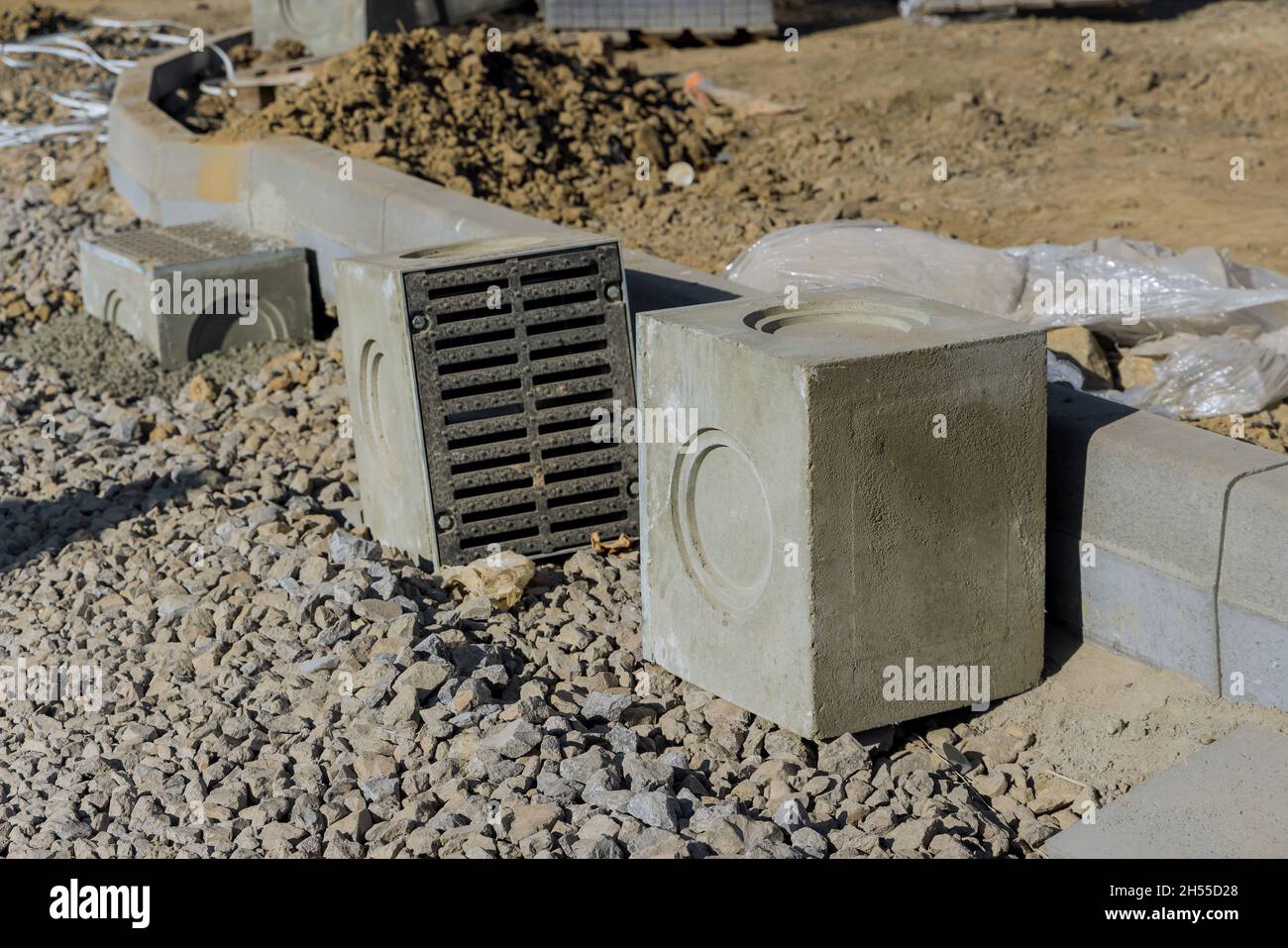 Cantiere posa di acque fognarie fognature pozzi di cemento durante la costruzione di strade Foto Stock