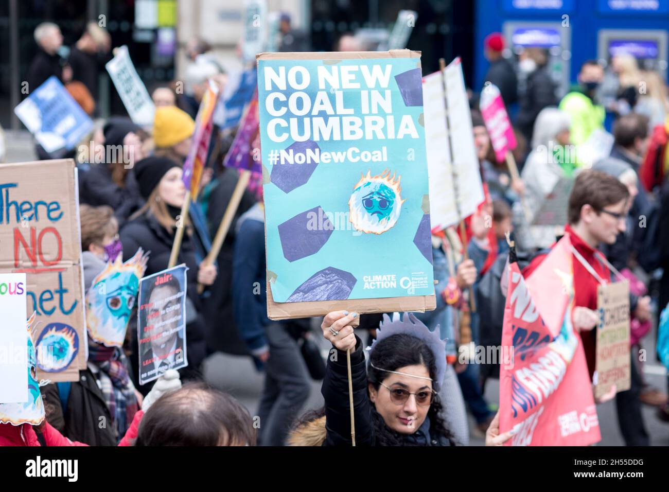 Londra, Regno Unito. 6 novembre 2021. Durante la manifestazione, un manifestante sostiene un cartello contro il cambiamento climatico.migliaia di persone hanno marciato dalla Banca d'Inghilterra a Trafalgar Square come parte della Giornata globale d'azione per la giustizia climatica, mentre i leader mondiali hanno continuato a incontrarsi a Glasgow per la Conferenza COP26 sul cambiamento climatico. Credit: SOPA Images Limited/Alamy Live News Foto Stock