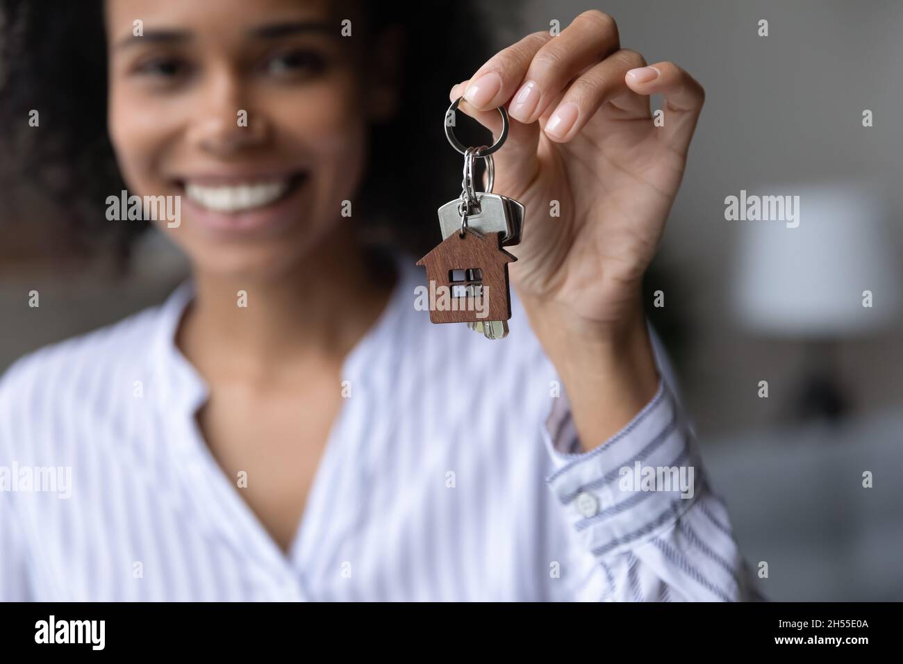 Primo piano fuoco sulle chiavi nella mano della donna afroamericana Foto Stock