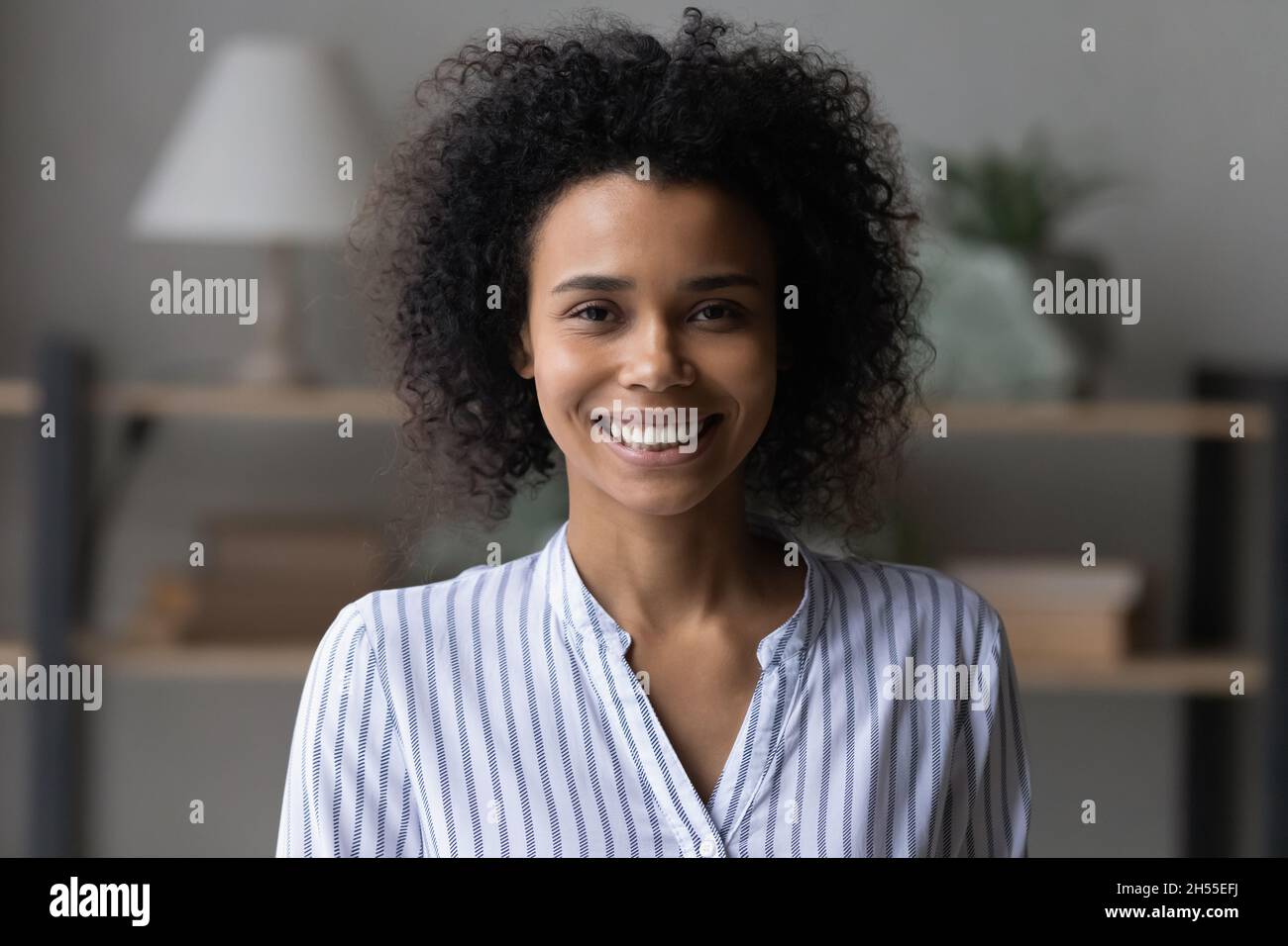 Testa ritratto girato di attraente sorridente donna afroamericana Foto Stock