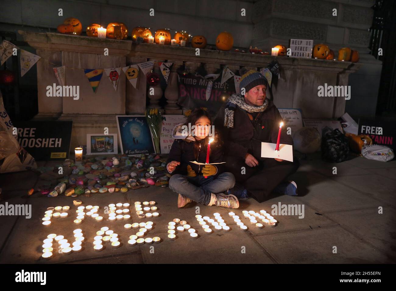 Londra, Regno Unito. 05 novembre 2021. Richard Ratcliffe e la figlia Gabriella detengono una veglia a lume di candela fuori dall'Ufficio degli Esteri per la loro moglie e madre Nazanin Zaghari-Ratcliffe, che è stata arrestata in Iran dal 2016, incarcerata con l'accusa di complottare per rovesciare il governo iraniano. (Foto di Martin Pope/SOPA Images/Sipa USA) Credit: Sipa USA/Alamy Live News Foto Stock