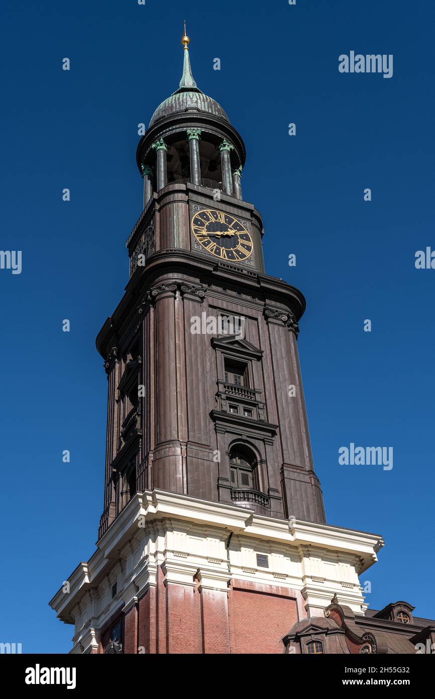La Torre della Chiesa di San Michele, Amburgo, Germania, (in tedesco: Hauptkirche Sankt Michaelis, colloquialmente chiamato Michel) è uno dei cinque m luterani di Amburgo Foto Stock