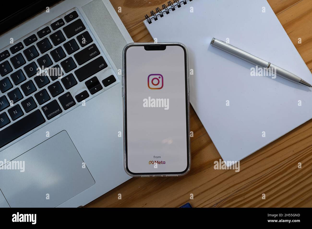 CHIANG mai, THAILANDIA - 07 NOVEMBRE 2021: IPhone 13 Pro Max con logo instagram da meta. Instagram arrotola per fare brevi video e storia. Foto Stock