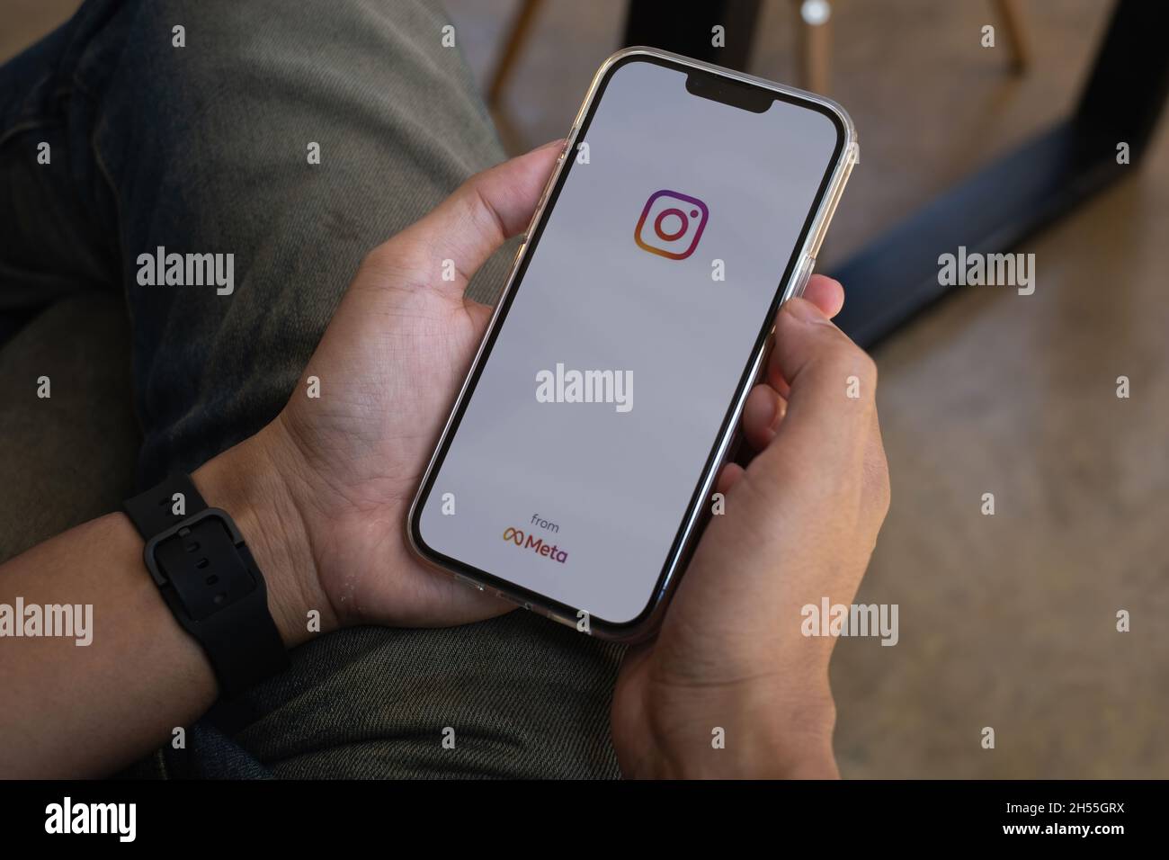 CHIANG mai, THAILANDIA - NOV 07, 2021: Una mano uomo che tiene iphone con il logo di instagram da meta. Instagram arrotola per fare brevi video e storia Foto Stock