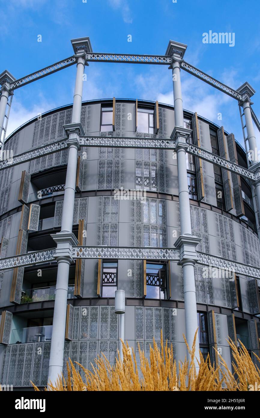 Uno dei Gasholder Apartments, a King’s Cross, Londra. Foto Stock