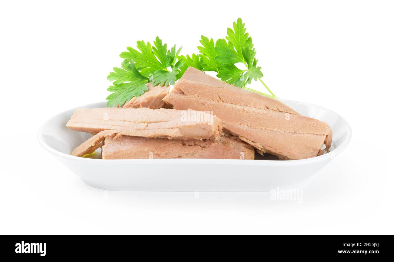Filetti di tonno in olio d'oliva con prezzemolo isolato su fondo bianco. Foto Stock