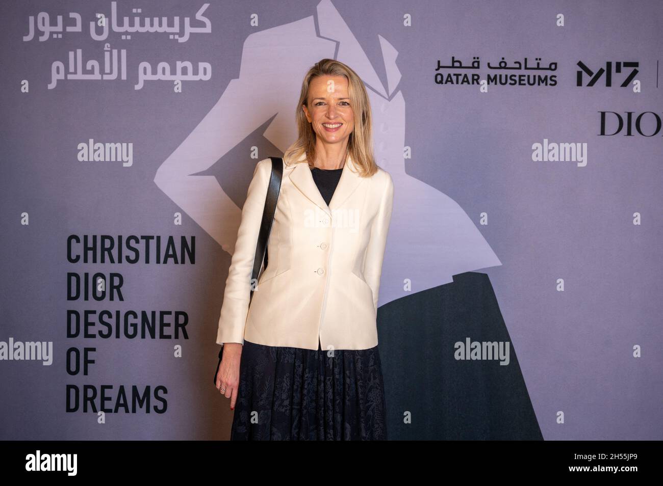 Delphine Arnault, direttore e vicepresidente esecutivo francese di Louis Vuitton, arriva alla mostra Dior Designer of Dreams, nel centro M7 di Doha, in Qatar, il 5 novembre, 2021. Foto di Balkis Press/ABACAPRESS.COM Foto Stock