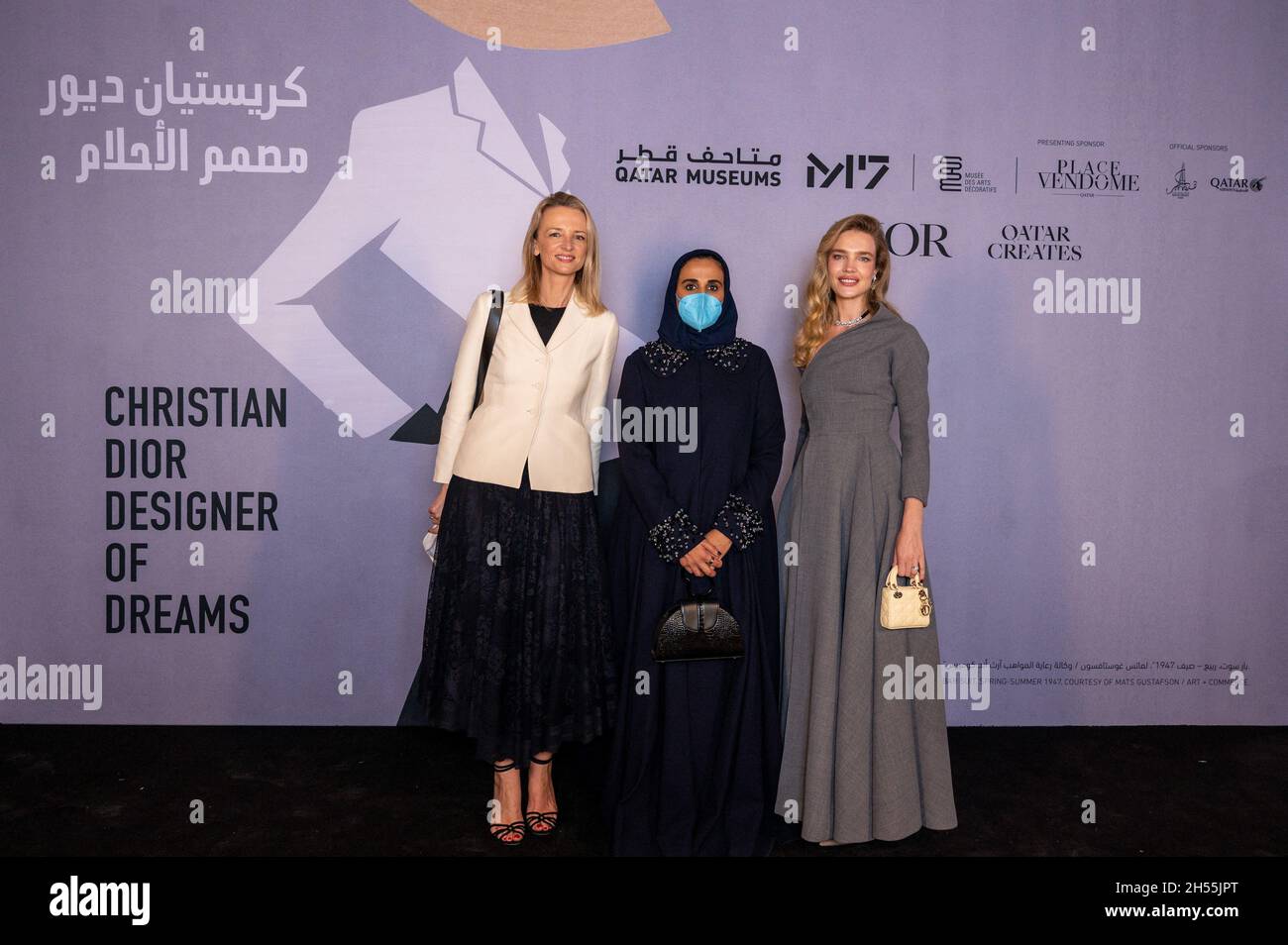 L-R : il 5 novembre il direttore francese e vicepresidente esecutivo di Louis Vuitton, Delphine Arnault, Qatarâs Sheikha al-Mayassa bint Hamad al Thani e il modello russo Natalia Vodianova, noto anche come Supernova, arrivano alla mostra âDior Designer of Dreamsâ, nel centro M7 di Doha, Qatar, 2021. Foto di Balkis Press/ABACAPRESS.COM Foto Stock