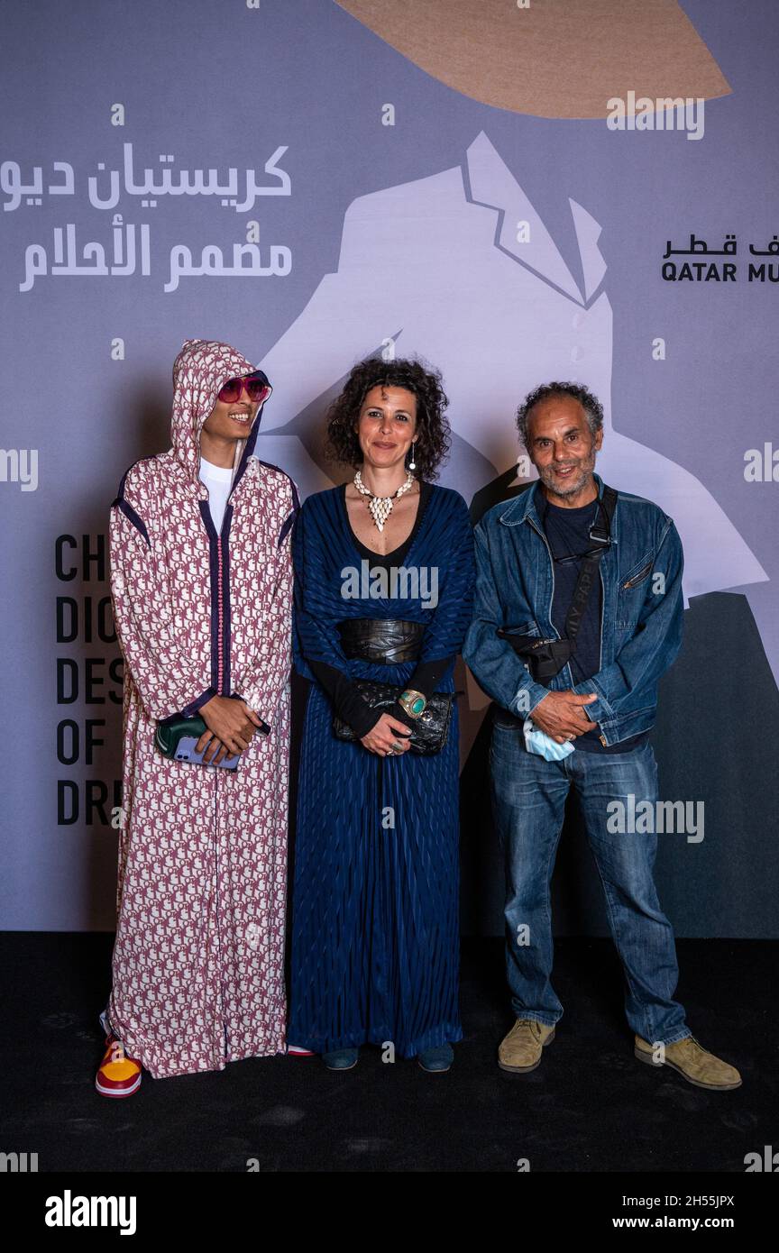 L-R : Tariq Hajjaj, Jenny Fremont e l'artista britannico-marocchino Hassan Hajjaj arrivano alla mostra âDior Designer of Dreamsâ, al centro M7 di Doha, Qatar, il 5 novembre, 2021. Foto di Balkis Press/ABACAPRESS.COM Foto Stock