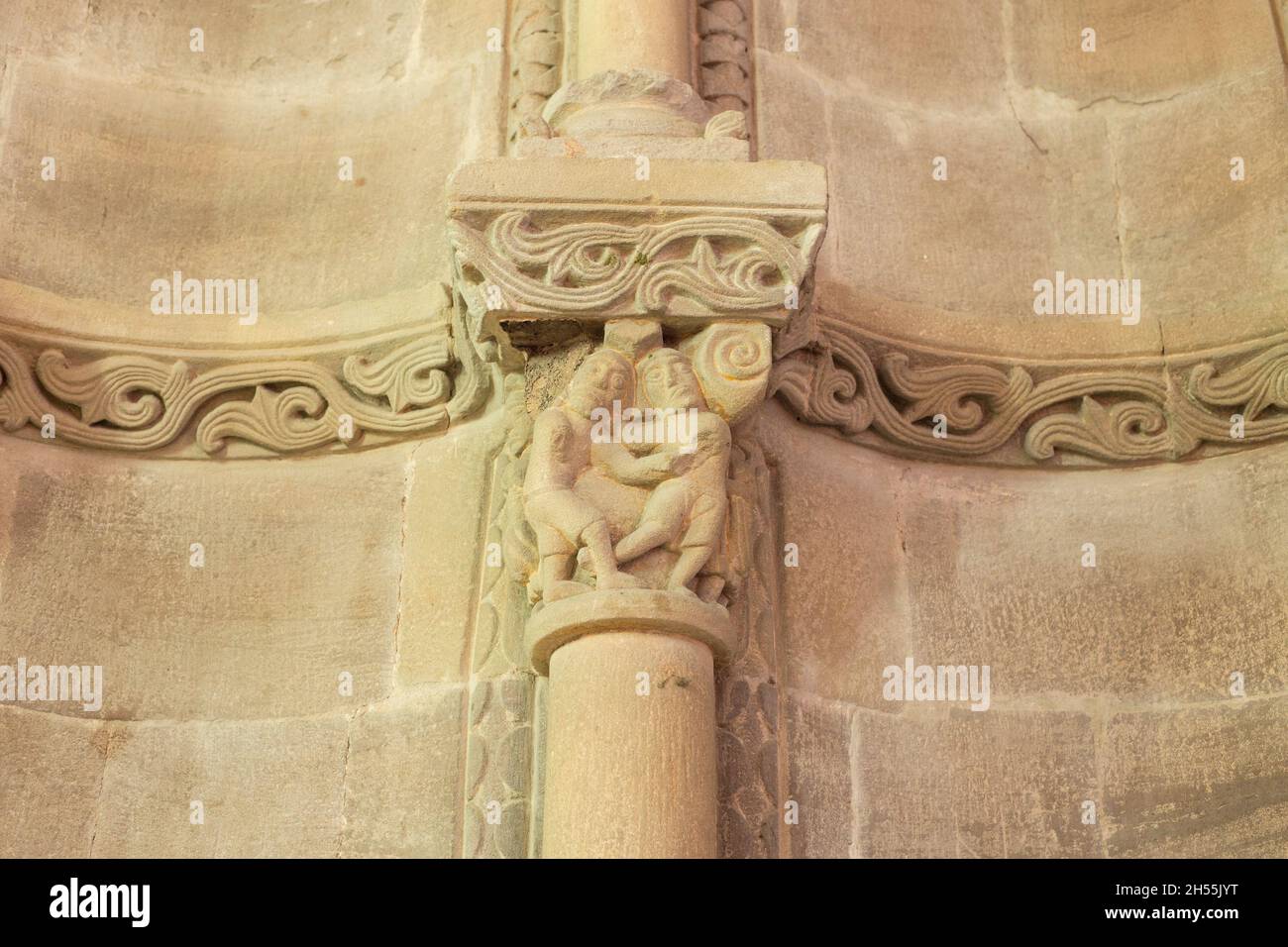 Chiesa di San Juan de Amandi, Villaviciosa, Asturie. Capitale di arenaria raffigurante due uomini che combattono. Romanico e pre-romanico delle Asturie Foto Stock
