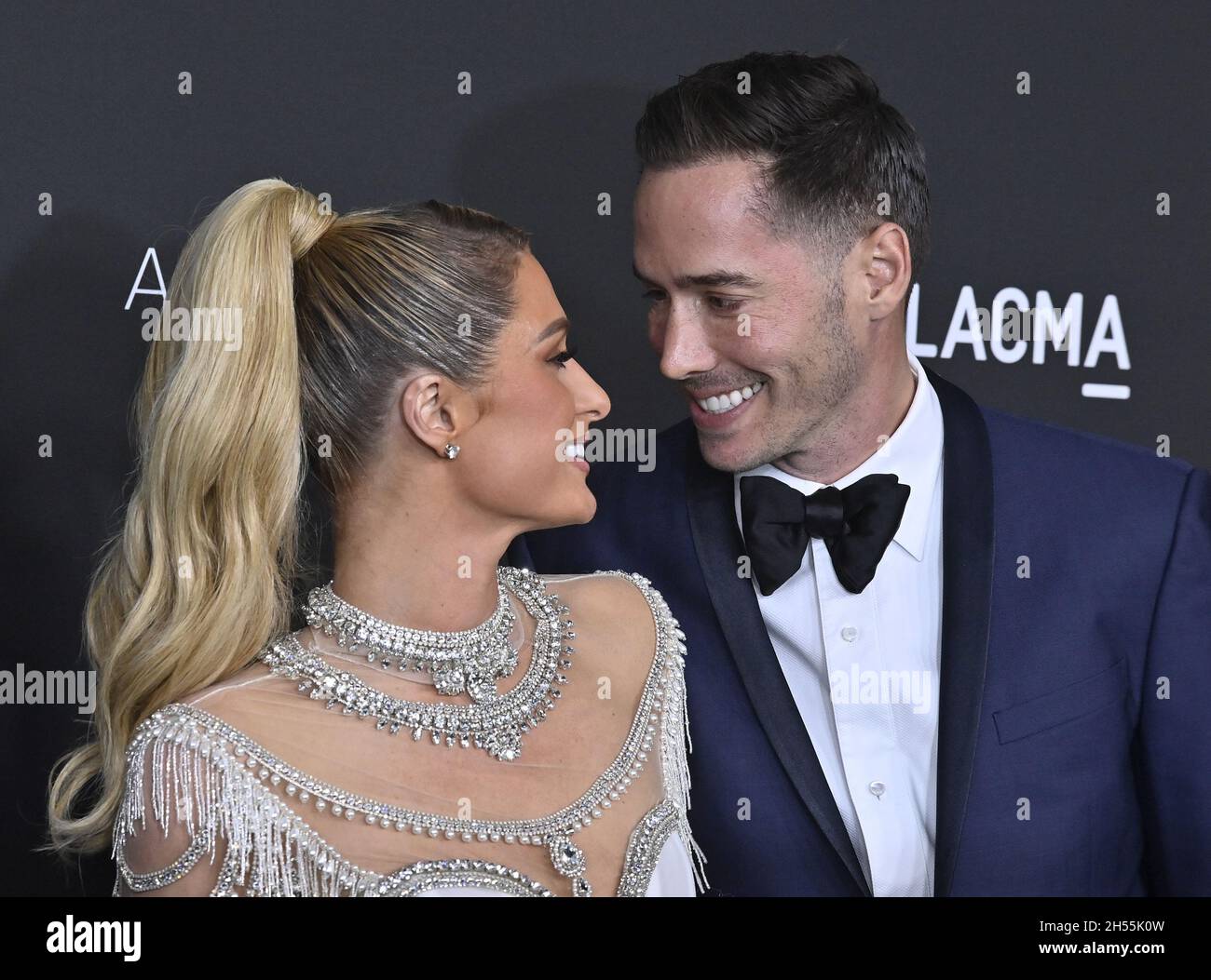 Los Angeles, Stati Uniti. 6 novembre 2021. Paris Hilton (L) e carter Reum partecipano al LACMA's Art Film 10° gala annuale al Los Angeles County Museum of Art di Los Angeles sabato 6 novembre 2021. Foto di Jim Ruymen/UPI Credit: UPI/Alamy Live News Foto Stock