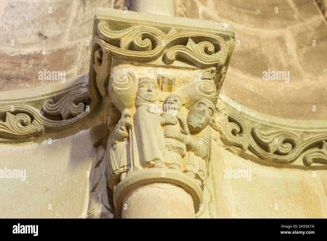 Chiesa di San Juan de Amandi, Villaviciosa, Asturie. Capitale di arenaria che rappresenta Maria, Giuseppe e Gesù. Romanico e pre-romanico di Asturi Foto Stock